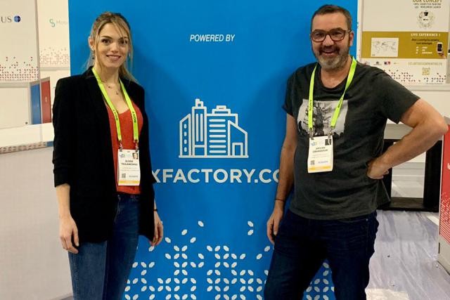Elodie Trojanowski, CEO et co-founder de Luxfactory et Jérôme Grandidier, président et fondateur de Luxfactory, lors du montage du Luxembourg Village, dimanche à Las Vegas. (Photo: Luxfactory)