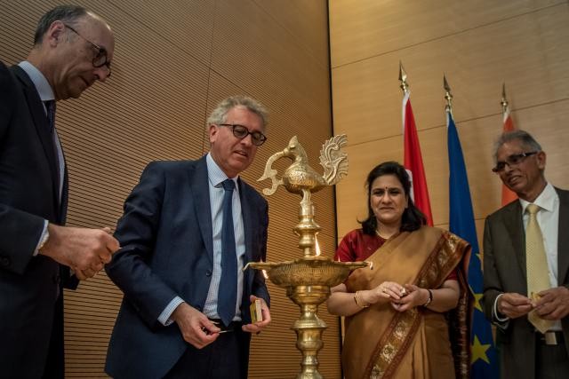 Michel Wurth (président de la Chambre de commerce), Pierre Gramegna (ministre des Finances), Gaitri Issar Kumar (ambassadrice d’Inde en Belgique et au Luxembourg) et Sudhir Kumar Kohli (président de l’IBCL) ont allumé une flamme, synonyme de relations qui durent depuis 70 ans. (Photo: Nader Ghavami)