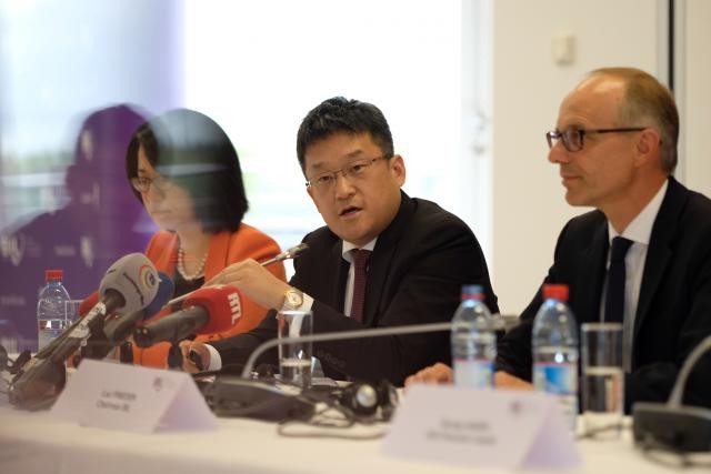 Peng Li, senior VP de Legend Holdings, et Luc Frieden, président du conseil d’administration de la Banque, ont officialisé la vente face à la presse. (Photo: Sébastien Goossens)
