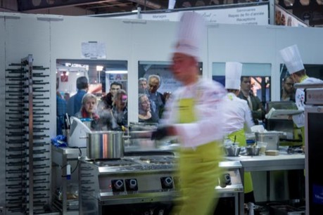 Au pas de course, les cinq cuisiniers en herbe ont 6 heures pour réaliser un menu pour 70 personnes. (Photo: Nader Ghavami)