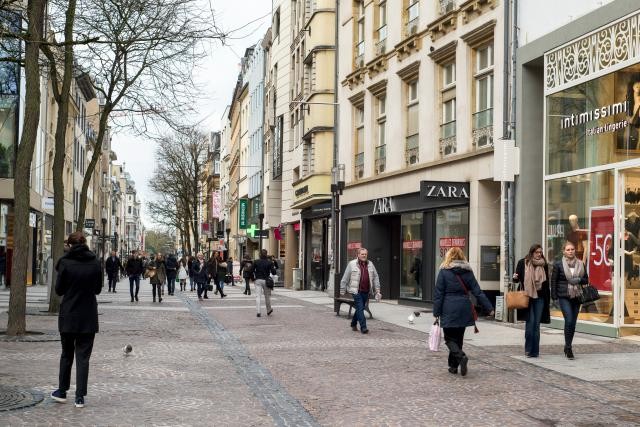 «Les individus sont identifiés comme étant menacés de pauvreté si leur revenu disponible équivalent est inférieur à 60% du revenu disponible équivalent médian après prise en compte des transferts sociaux», explique l’institut statistique. (Photo: Shutterstock)