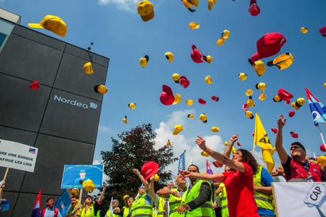 Pour marquer leur opposition au plafonnement des indemnités extralégales, salariés et représentants des syndicats ont lancé leur casquette, symbole de ces «caps». (Photo: Matic Zorman)