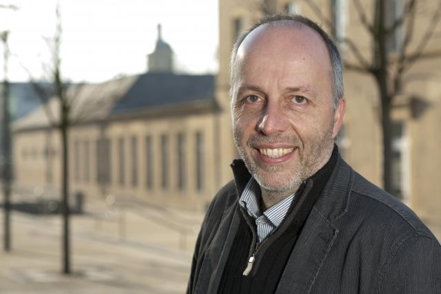 Pour améliorer la santé sur le lieu de travail, le professeur Georges Steffgen préconise, entre autres, «l’apport de changements au niveau de l’environnement même de travail». (Photo: Université du Luxembourg)