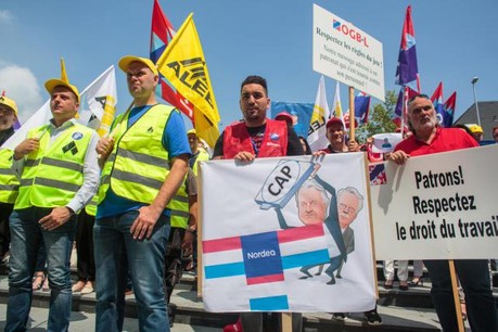 Un piquet de protestation contre le système de plafonnement avait été organisé le vendredi 8 juin, devant le siège de la banque. (Photo: Matic Zorman / archives)
