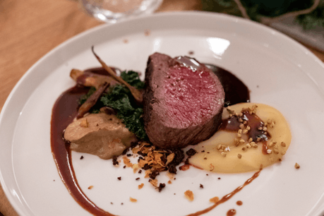 Filet de biche aux champignons et velours de panais. (Photo: Delhaize)