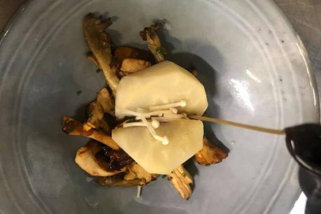 Céleri cuit en croûte de sel, fricassée de champignons des bois et bouillon Dashi végétal parfumé. (Photo: D.R.)