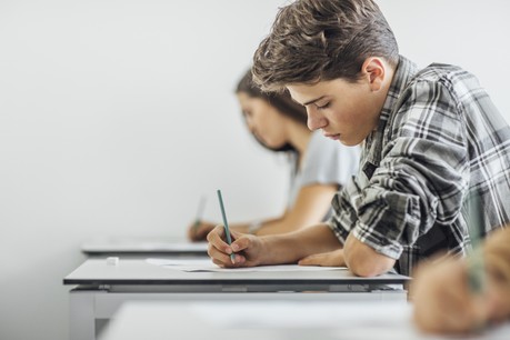Seule la matière vue en classe pourra faire l’objet de questions d’examen. (Photo: Shutterstock)