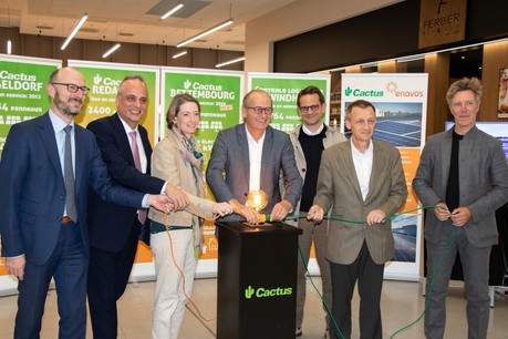 Claude Seywert, CEO d’Encevo, Erik von Scholz, CEO d’Enovos, Anouk Hilger, head of renewable energies chez Enovos, Claude Turmes, ministre de l’Énergie, Laurent Zeimet, bourgmestre de la commune de Bettembourg, Max Leesch, administrateur délégué de Cactus et Laurent Schonckert, administrateur-directeur de Cactus, ont inauguré les installations photovoltaïques au Cactus Bettembourg. (Photo: Cactus)