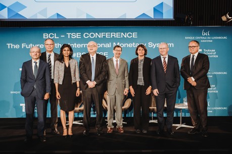 Les panellistes de gauche à droite: Claudio Borio (BIS), Jean Tirole (Toulouse School of Economics), Gita Gopinath (FMI), Gaston Reinesch (BCL), Maurice Obstfeld (University of California, Berkeley), Hélène Rey (London Business School), Philip Lane (BCE) et Benoît C œ uré (BCE). (Photo: BCL)