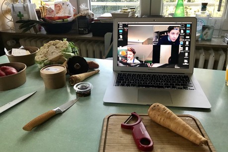 Un panier de courses fraîches à emporter, un ordinateur avec Skype et les bonnes astuces pleuvent avec Clovis Degrave. (Photo: Maison Moderne)