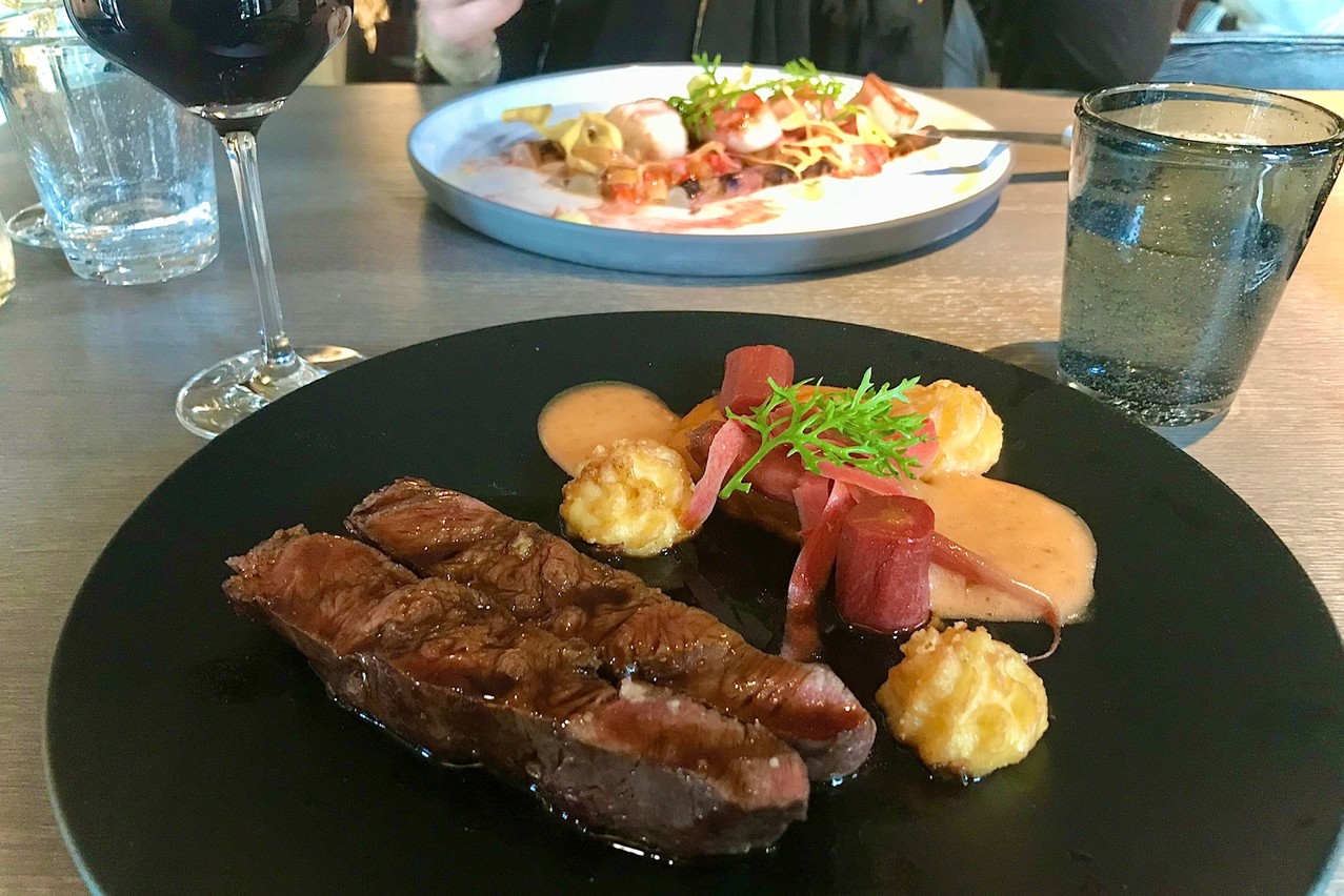 Grillade de paleron, déclinaison de carottes et pommes duchesse. (Photo: Maison Moderne)