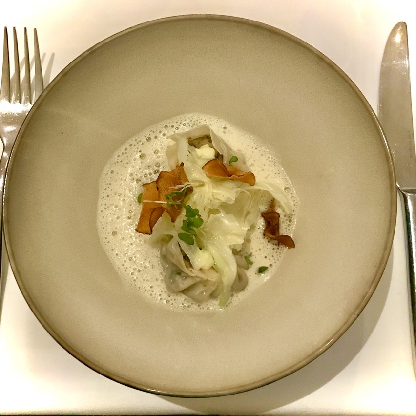 Raviolis de canard confit aux herbes et miso, copeaux de fenouil, gingembre et bouillon mousseux de topinambour. (Photo: Maison Moderne)