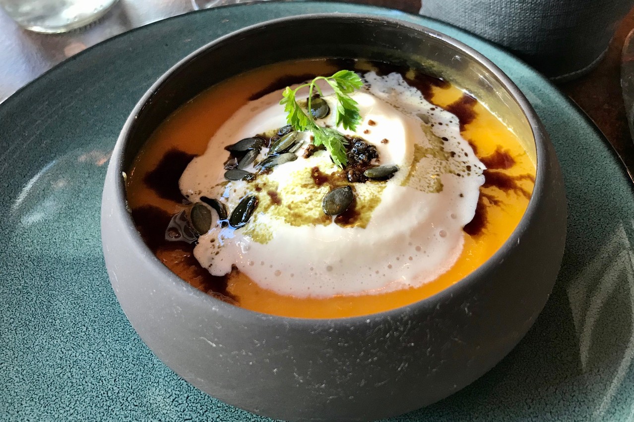 Un potage de la semaine gourmand et bien assaisonné pour débuter un déjeuner au Lounge Act One. Maison Moderne