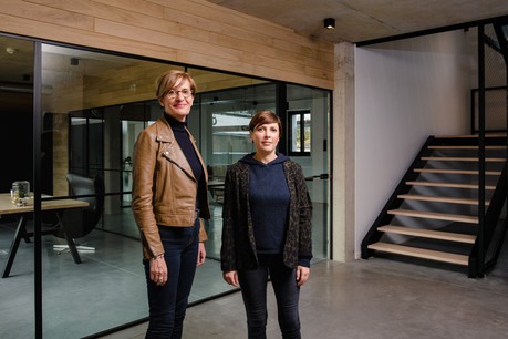 Christianne Wickler et Véronique Lamury dans les nouveaux bureaux de Pall Center. (Photo: Nader Ghavami)