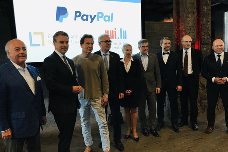 De gauche à droite: Norbert Becker (président du conseil de surveillance de Paypal Europe), Claude Meisch (ministre de l’Enseignement supérieur et de la Recherche), Dan Schulman (CEO de Paypal), Pierre Gramegna (ministre des Finances), Véronique Hoffeld (présidente du FNR), Claude Marx (directeur général de la CSSF), Gilbert Fridgen (professeur en charge de la chaire), Björn Ottersten (directeur du SnT) et Stéphane Pallage (recteur de l’Uni). (Photo: Paperjam)