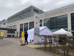 À l’hôpital, des tentes ont été dressées et un signalement mis en place pour organiser des «zones de triage». ((Photo: Paperjam))