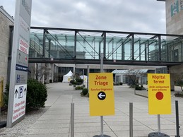 À l’hôpital, des tentes ont été dressées et un signalement mis en place pour organiser des «zones de triage». ((Photo: Paperjam))