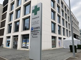 La grande pharmacie du Kirchberg a monté une tonnelle, pour pouvoir gérer la file d’attente de clients. ((Photo: Paperjam))