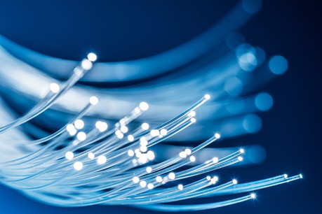 Comment améliorer la qualité de la fibre de verre? Outre ses composants, Flawless Photonics, comme deux concurrents américains, veut la fabriquer dans l’espace pour éviter l’effet de la gravitation. (Photo: Shutterstock)