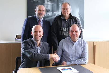 La direction de Luxtram et les syndicats ont signé, ce 3 octobre, la première convention collective de l’entreprise. (Photo: Luxtram)