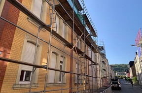 Traverser Pétange et Käerjeng, c’est croiser de nombreux échafaudages. ((Photo: Paperjam))