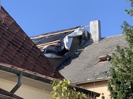Le toit de cette maison s’est envolé en une seule pièce, passant par-dessus une crèche du village. ((Photo: Paperjam))
