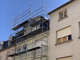 Parfois, des planches ou des cartons calfeutrent les fenêtres endommagées. ((Photo: Paperjam))