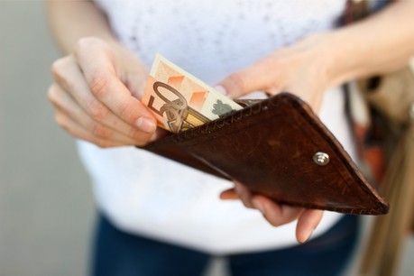 Pour le moment, rien n’indique que le virus se soit propagé par des billets de banque. (Photo: Shutterstock)