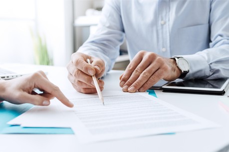 Les intermédiaires sont directement visés par la directive DAC 6, en étant forcés de dénoncer leurs clients cherchant à établir un montage fiscal agressif. (Photo: Shutterstock)