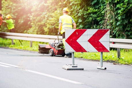 L’Administration des ponts et chaussées procédera à plusieurs chantiers, dont deux chantiers combinés relatifs au renouvellement de la couche de roulement et à la pose d’un portique de signalisation. (Illustration: Shutterstock)
