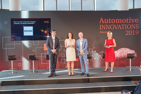 Mirjam Berle, directrice Corporate Communications D-A-CH de Goodyear, a reçu le prix des mains de Felix Kuhnert, global automotive leader chez PwC, et du Dr Stefan Bratzel, directeur du Center of Automotive Management. (Photo: Goodyear / FocusOnWagner)