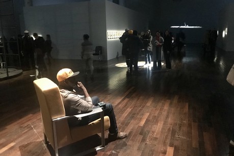 Entre ombre et lumière, Elvin Williams attend la fin d’une vie pour la réactivation de la performance «Until Then», du duo d’artistes Brognon-Rollin au Mac Val. (Photo: Maison Moderne)