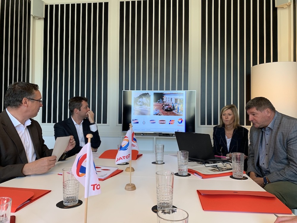 Le directeur général de Total Luxembourg, Patrick Schnell; son directeur services aux professionnels, Eric Bleyer; sa directrice des ressources humaines, Sofie Maene; et son directeur réseaux et moyens généraux Henri Pleimling , jeudi matin, lors de la conférence de presse. (Photo: Paperjam)