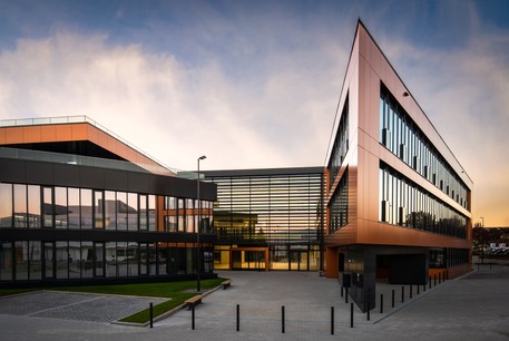 Le bâtiment se compose de trois ailes reliées par un atrium central. (Photo: Julien Swol)