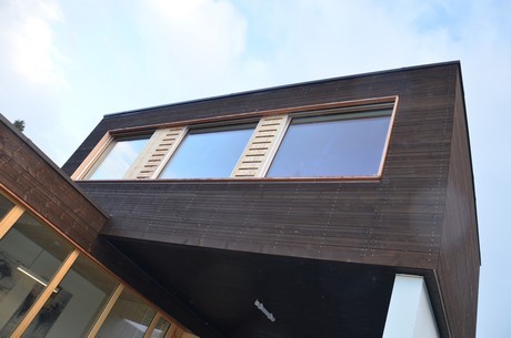 Trois modules en bois préfabriqués installés en trois jours: les bureaux réalisés par Blumer Lehmann pour le compte de FAT Architects à Moutfort illustrent combien une construction bois peut être simple et efficace. (Photo: Luxinnovation)
