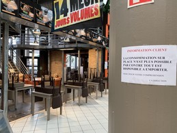 Les Délices de mon moulin ont mis les chaises sur les tables. Pour dire que le service en salle était fermé. ((Photo: Shutterstock))