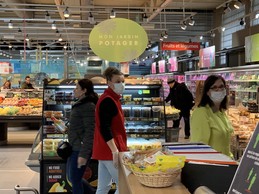 Isabelle (en rouge) et Consuela (en vert), masque sur le nez pour servir les clients et préparer les rayons. ((Photo: Paperjam))