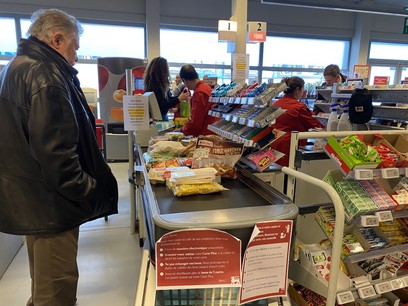 Dans les supermarchés, l’heure est à la mise en place de gestes qui semblent anodins en période normale. Pour le bien-être de tous. (Photo: Paperjam)