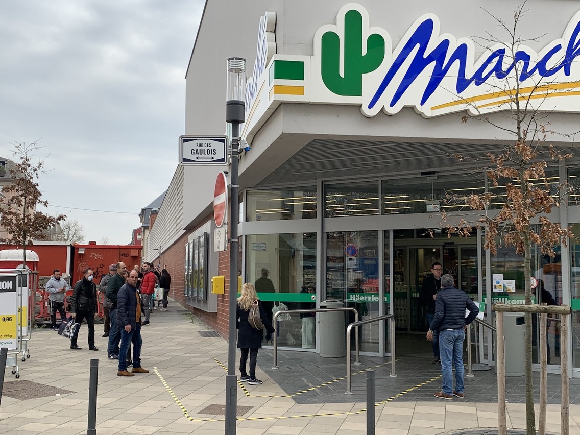 Un employé filtre les entrées, pour maintenir un nombre de clients toujours identique et leur permettre d’être accueillis sans risque pour eux ni pour le personnel. (Photo: Paperjam)