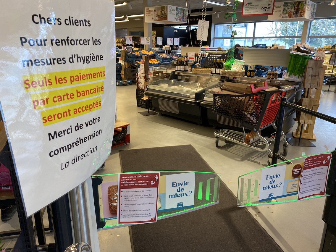 Seules les cartes de crédit peuvent servir comme moyen de paiement, histoire de limiter les échanges potentiels de microbes. (Photo: Paperjam)