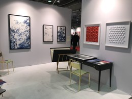 Sur le stand de la Galerie Goutal, œuvres de Ya Ké Shang à gauche et œuvres de Matthew Shlian à droite ((Photo: Paperjam))