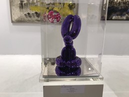 Édition de Jeff Koons pour Bernardaud sur le stand de Bel-Air Fine Art. ((Photo: Paperjam))