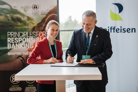 Guy Hoffmann, président du comité de direction de Raiffeisen, a signé les PRI en présence de Simone Dettling, responsable Banking de l’Unep Fi. (Photo: Raiffeisen)