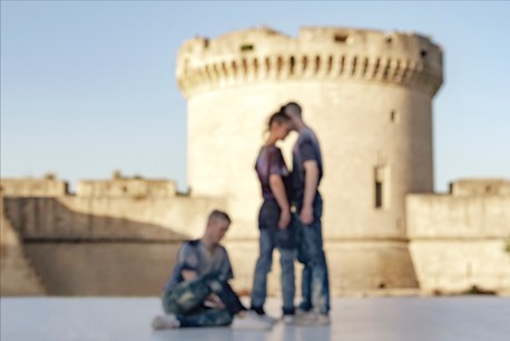 Maria Hassabi, «FIGURES » (2019), lors d’une présentation à Petrolio lors de Matera 2019 en Italie. Danseurs: Alice Hayward, Mickey Mahar, Oisín Monaghan. (Photo: Thomas Poravas)