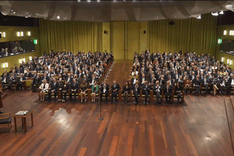 Retransmise en direct sur le site internet de la CJUE, la cérémonie d’assermentation des 14 nouveaux juges du Tribunal de l’UE s’est déroulée dans la grande salle d’audience sous la présidence de Koen Lenaerts. (Photo: Capture d’écran/CJUE)