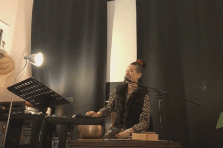 Le mardi 24 mars, la vocaliste, musicienne et actrice Sascha Ley s’est produite sur «Live aus der Stuff» depuis son salon, pour un concert «privé» par écran interposé! (Photo: Capture d’écran/Facebook)