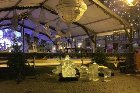 La structure de glace, façonnée dans l’après-midi à proximité de la patinoire, s’est effondrée sur un enfant vers 20 heures. (Photo: Police Lëtzebuerg)