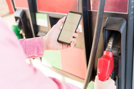 Le service Pay@pump, développé avec la start-up luxembourgeoise CarPay-Diem, permet de payer son plein de carburant directement depuis l’appli mobile de la Bil. (Photo: Shutterstock)