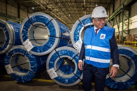 Sanjeev Gupta, le CEO de GFG Alliance, la maison mère de Liberty Liège-Dudelange, est venu hisser ses deux drapeaux sur le site de Dudelange. Qu’il veut voir tourner à 100% de ses capacités avant d’embrasser une nouvelle stratégie, qui sera dévoilée en novembre. (Photo: Nader Ghavami)