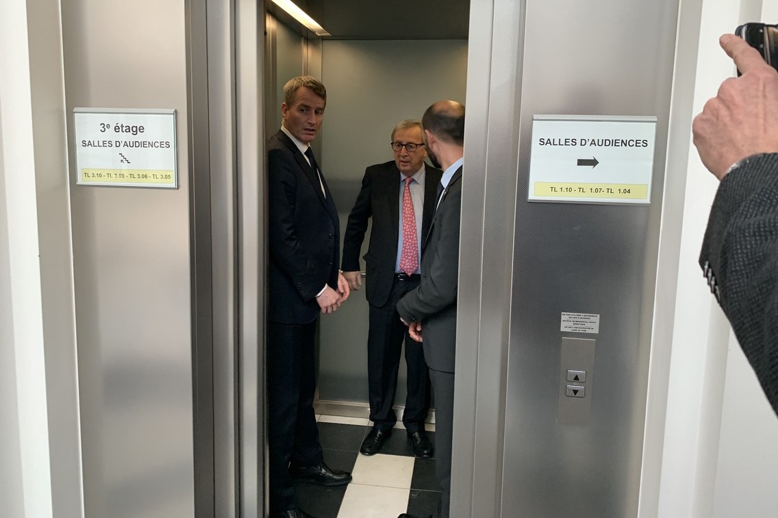 Jean-Claude Juncker avait joué à cache-cache avec les photographes et n’était pas entré dans la salle du tribunal pour le début de l’audience. Il n’a pas échappé à la presse en sortant. (Photo: Paperjam)